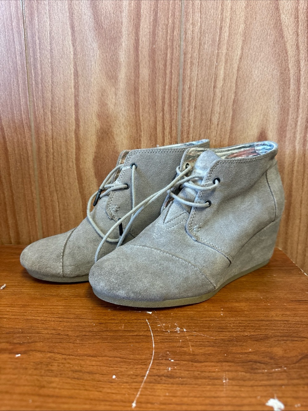 TOMS Grey Gray Women's Taupe Suede Wedge Ankle Boots  Lace-Up Comfort 8.5W